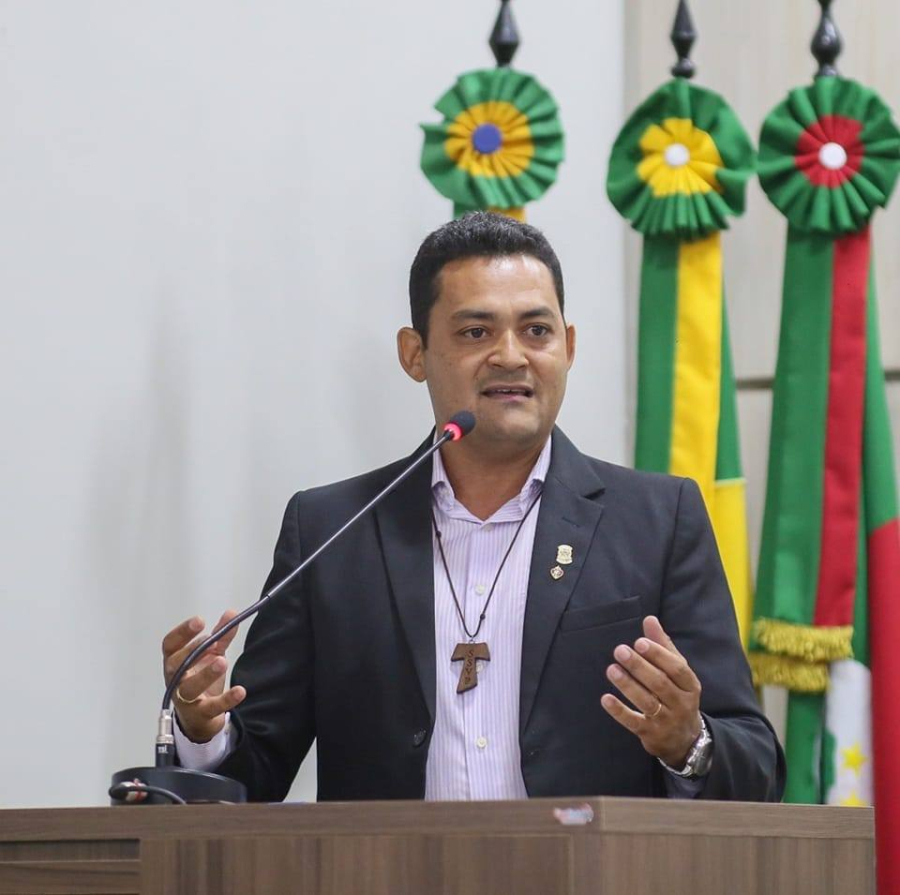 Vereador Michael Martins (PSB) critica falta de fardamento e condições na Educação Municipal de Várzea Alegre