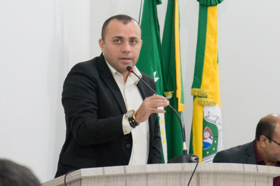 Vereador Alan Salviano defende Gestão Municipal e contesta críticas sobre fardamentos